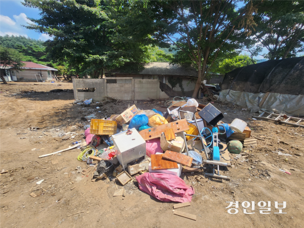 28일 가평군 조종면 대보리 일대 민가 앞마당에 집중호우 피해로 생긴 잔해들이 쌓여있다. 2025.7.28 /김형욱기자 uk@kyeongin.com