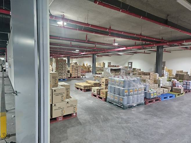 ▲ 의정부시 와마트 민락점 건물 내 교육연구시설이 지난 26일 창고로 무단용도 변경돼 사용되고 있는 등 의정부시내 와마트 2곳의 건축법 위반이 심각한 것으로 나타났다.