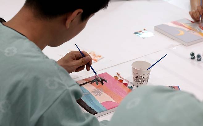 ▲ 지난 8월 용인시 기흥구 새로운경기도립정신병원에서 한 환자가 미술 재활치료 프로그램에 참여하고 있다./김철빈기자 narodo@incheonilbo.com