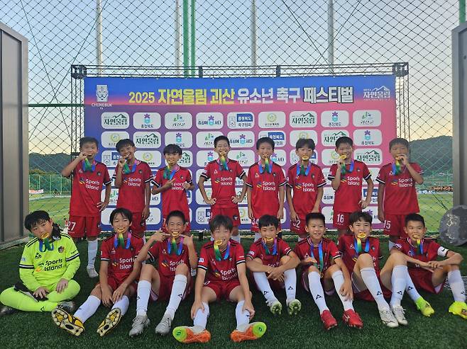 수원 유소년축구 명문팀인 PEC유나이티드 U-11이 지난 21일부터 27일까지 충북 괴산 스포츠타운에서 열린 '2025 자연 울림 괴산 유소년 축구 페스티벌'에서 최종 우승을 차지한 뒤 기념촬영을 하고 있다. 사진=PEC스포츠아카데미