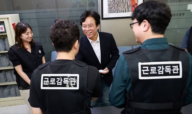 근로감독관 만난 김영훈(가운데) 고용노동부 장관 후보자. 고용노동부 제공