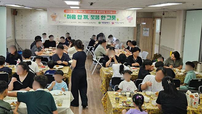 대전청년내일재단에 따르면 지난 27일 서구 정림동에 위치한 아동양육시설 후생학원을 찾아 '마음 한 끼, 웃음 한 그릇' 행사를 진행하며 요리봉사 활동을 펼쳤다. (사진= 대전청년내일재단)