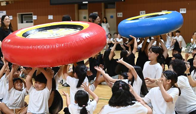 28일 대전 중구 한밭체육관에서 열린 제3회 동구지역아동센터협의회 명랑운동회에 참가한 어린이들이 운동회를 즐기고 있다. 김주형 기자 kjh2667_@cctoday.co.kr