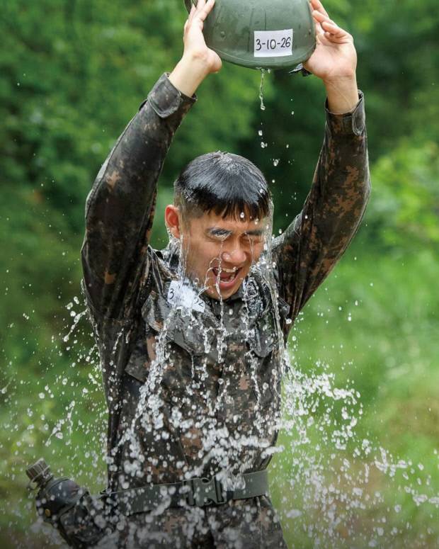 무더위가 이어진 7월 한 예비군이 헬멧에 물을 가득 담은 뒤 몸을 적시고 있다. 국방부 제공