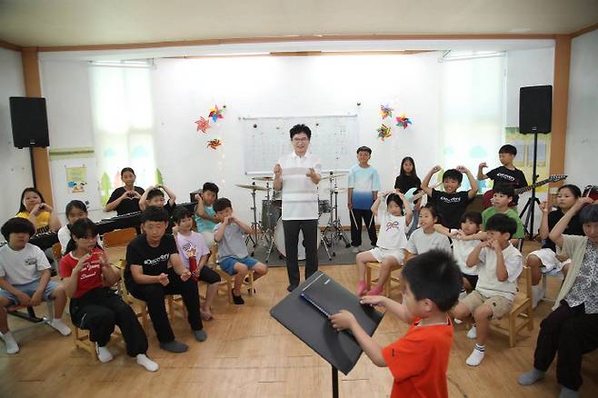 김대중 교육감과 청풍초 학생들이 할머니와 나와 민들레 영화 촬영을 하고 있는 모습. /전남도교육청 제공