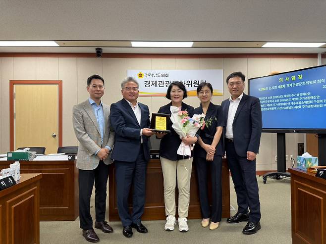 전남신용보증재단이 최근 재단 창립 24주년을 맞아 윤명희 전라남도의회 경제관광문화위원장에게 특별 감사패를 전달했다. /전남신용보증재단 제공