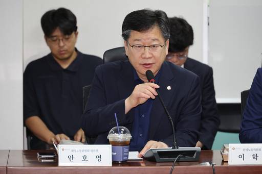 28일 서울 여의도 국회 의원회관에서 열린 국회 환경노동위원회 실무당정협의회에서 안호영 국회 환경노동위원장이 발언하고 있다. 사진=연합뉴스