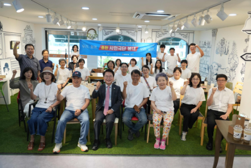 ◇춘천 시민극단 봄내가 27일 인천 학산소극장에서 열린 제4회 대한민국 시민연극제 시상식에서 우수상을 수상했다. 사진은 지난 23일 대한민국 시민연극제 출전 당일 봄내 단원들과 육동한 춘천시장. 춘천연극제 제공