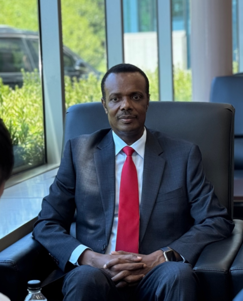 데쎄 달케 두카모 주한 에티오피아 특명전권대사가 지난 25일 한림대를 방문해 기자들과 만난 자리에서 양국의 협력 방안 등에 대해 이야기를 나누고 있다.