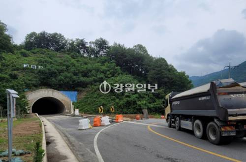 ◇화천에 철도 역사가 들어설 간동면에서 화천시내로 이어지는 지방도 461호선 개량사업이 속도를 내고 있다.