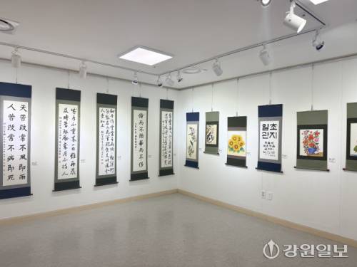 ◇춘천동부노인복지관의 ‘제20회 만천고을 묵향전’이 오는 31일까지 춘천 갤러리 상상언더에서 열린다. 사진은 전시장 전경.