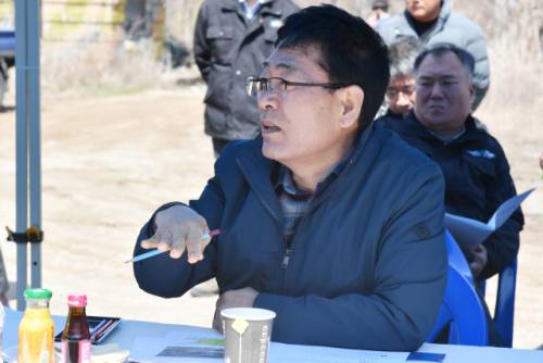 ◇최수명 화천부군수가 지난 4월 간동면 간척리에서 열린 주요 사업장 현장 점검에서 화천역사 관련 현안을 보고받고 있다.