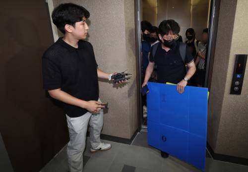 ◇김건희 여사의 의혹들을 수사하는 민중기 특별검사팀 관계자들이 28일 서울 노원구 개혁신당 이준석 당대표 자택을 압수수색을 하기 위해 도착하고 있다. 2025.7.28 [공동취재]