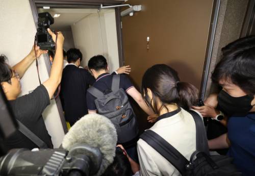 ◇김건희 여사의 의혹들을 수사하는 민중기 특별검사팀 관계자들이 28일 서울 노원구 개혁신당 이준석 당대표 자택을 압수수색하기 위해 들어서고 있다. 2025.7.28 [공동취재]