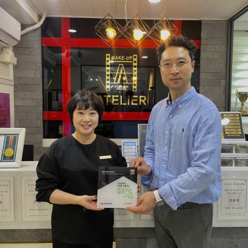 ◇굿네이버스 강원중부지부(지부장:이상욱)는 28일 원주 미용학원 아뜰리에뷰티아카데미 원주캠퍼스(대표:최인영)와 좋은이웃가게 현판 전달식을 진행했다.