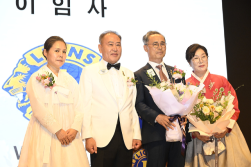 국제라이온스협회 354-E(강원)지구는 28일 오후 1시 평창군 모나 용평 블리스힐스테이 웰니스홀에서 총재 이·취임식을 개최했다. 김창순 신임 제 44대 총재(사진 왼쪽에서 두번째)와 김영만 제 43대 총재(사진 왼쪽에서 세번째)가 기념사진을 찍고 있다. 사진=평창군청 제공
