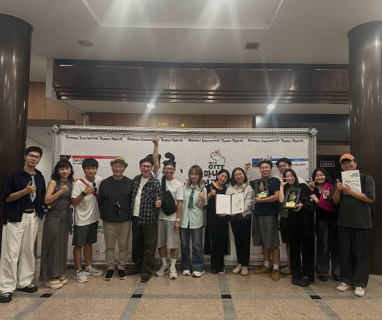 극단현장이 지난 27일 충남 공주에서 열린 제22회 고마나루국제연극제에서 2관왕에 오른 뒤 기념 사진을 찍고 있다. 사진=극단현장