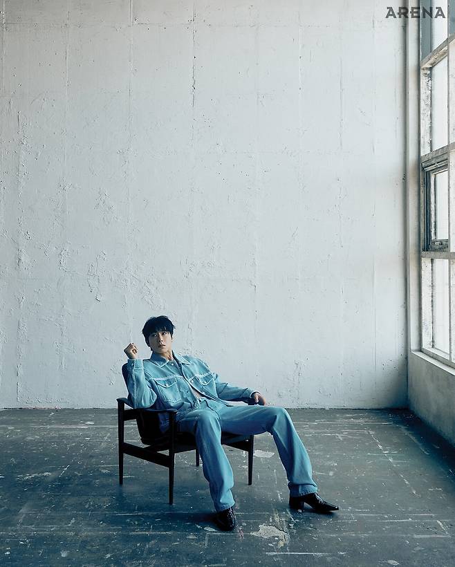 재킷·팬츠 모두 우영미, 신발 크리스찬 루부탱 제품.