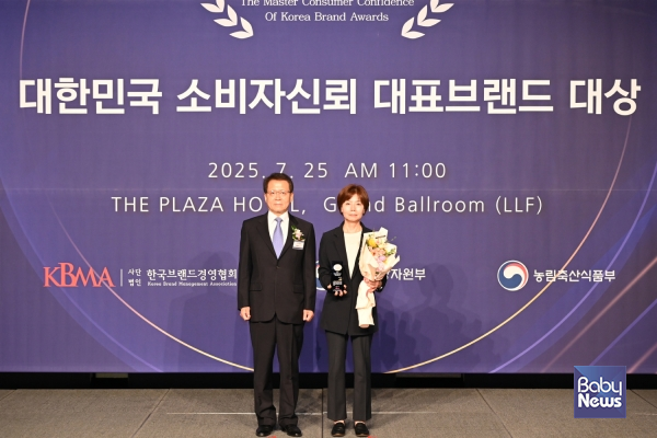 25일(금) 서울 중구 더 플라자 호텔에서 진행된 '2025 대한민국 소비자신뢰 대표브랜드 대상' 시상식에서 경희대학교 이훈영 교수(좌측)와 서은영 쿠첸 마케팅본부 상무(우측)가 기념 촬영을 하고 있다.&nbsp;ⓒ㈜쿠첸