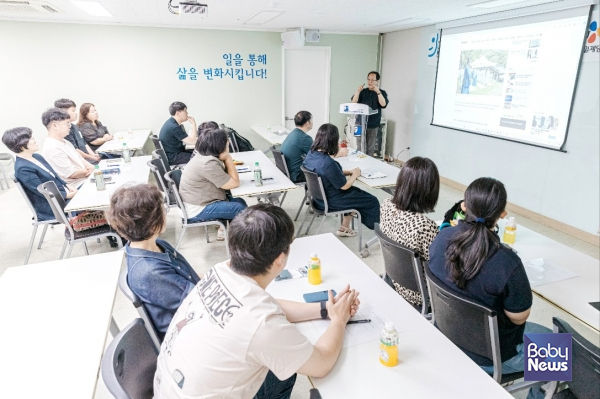 굿윌스토어 미디어교실이 처음 열렸던 지난해 9월 21일 서울 도봉구에 있는 굿윌스토어 밀알도봉점에서 교육생들이 교육을 받고 있다. 강사는 휴먼에이드 김동현 대표. ⓒ휴먼에이드포스트