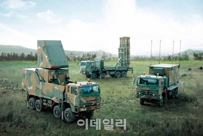 천궁 포대 장비. 왼쪽부터 다기능레이더, 발사대 및 유도탄, 교전통제소 (사진=방위사업청)