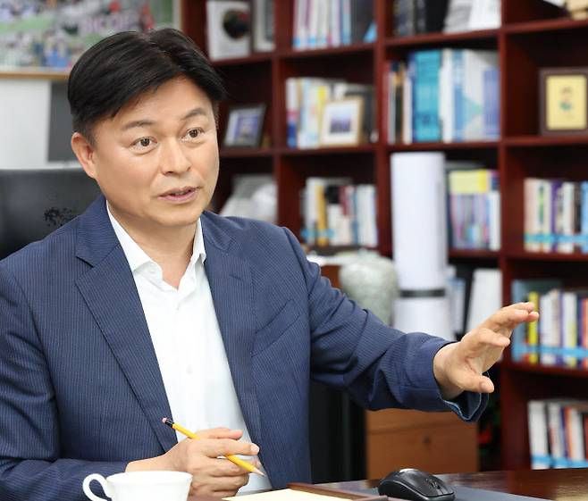 조용익 부천시장이 28일 시청 집무실에서 인터뷰를 하고 있다. (사진=부천시 제공)