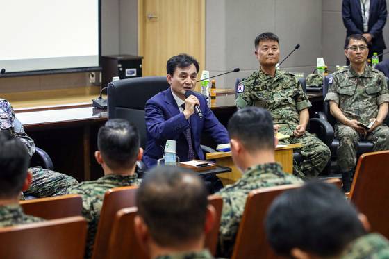 안규백 국방부 장관이 특수전사령부 제3공수여단을 방문해 장병들과 소통의 시간을 갖고 있다. 〈사진=국방부 제공〉