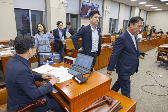 국회 환경노동위원회 국민의힘 의원들이 28일 윤석열 전 대통령이 거부권(재의요구권)을 행사했던 '노란봉투법'(노조법 2·3조 개정안)이 국회 환경노동위원회에 상정되자 강한 유감을 표현한 뒤 회의장에서 퇴장하고 있다.〈사진=연합뉴스〉