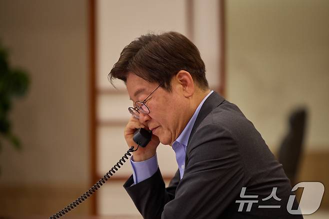이재명 대통령이 24일 서울 용산 대통령실 청사 집무실에서 프리드리히 메르츠 독일 총리과 전화 통화하고 있다. (대통령실 제공. 재판매 및 DB 금지) 2025.7.24/뉴스1 ⓒ News1 허경 기자