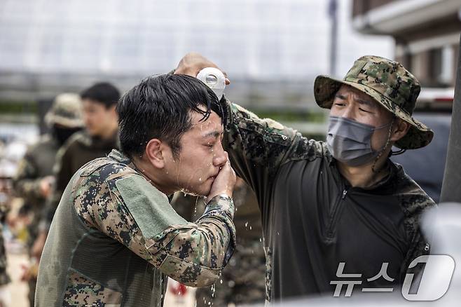 육군은 경기, 충남, 전남, 경남 등 수해지역에 연인원 15,000여 명과 장비 290여대를 투입해 복구작업을 실시하고 있다고 25일 밝혔다. 특수전사령부 예하 특전대원이 수해복구 지원 중 잠시 수통의 물로 땀을 씻어내고 있다. (육군 제공. 재판매 및 DB 금지) 2025.7.25/뉴스1