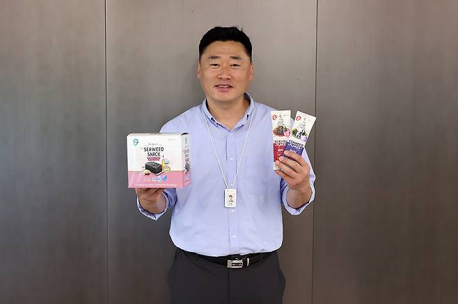 박정철 대상 Seaweed 기획마케팅팀장이 오푸드(O'Food) 브랜드의 김 간식을 소개하고 있다.(대상 제공)