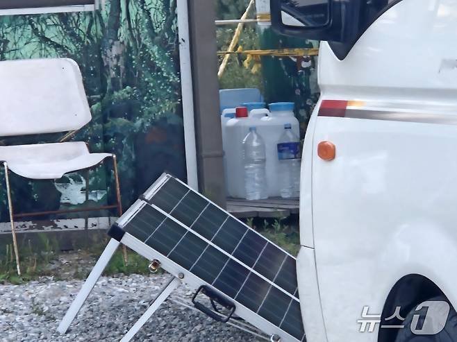 강원 강릉에 가뭄과 폭염이 심각했던 지난 25일 강릉시 성산면 어흘리 대관령옛길 반정 전망대를 찾은 캠핑차량 주위에 10~20ℓ 규모의 대형 물통이 가득하다. 2025.7.28/뉴스1 윤왕근 기자