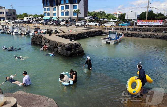 27일 오후 제주시 한림읍 월령포구에서 사람들이 물놀이를 하고 있다. 하루 전 이곳에서는 20대 남성이 물놀이 중 익수사고로 사망했다.2025.7.27/뉴스1 ⓒ News1 홍수영 기자