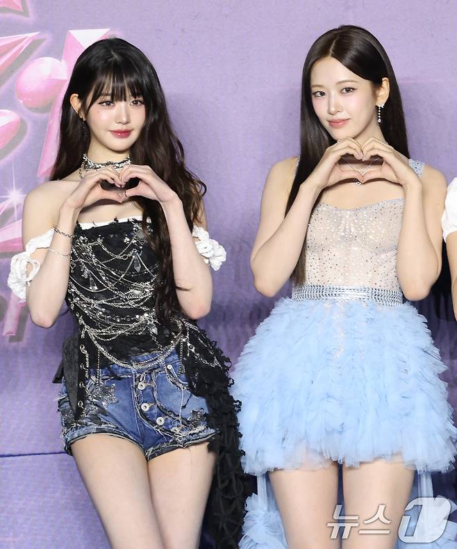 아이브 장원영과 안유진(오른쪽)이 26일 경기도 고양시 일산서구 킨텍스 제1전시장에서 열린 ‘2025 SBS 가요대전 Summer’(가요대전) 블루카펫 행사에 참석해 하트 포즈를 취하고 있다. ⓒ News1 권현진 기자