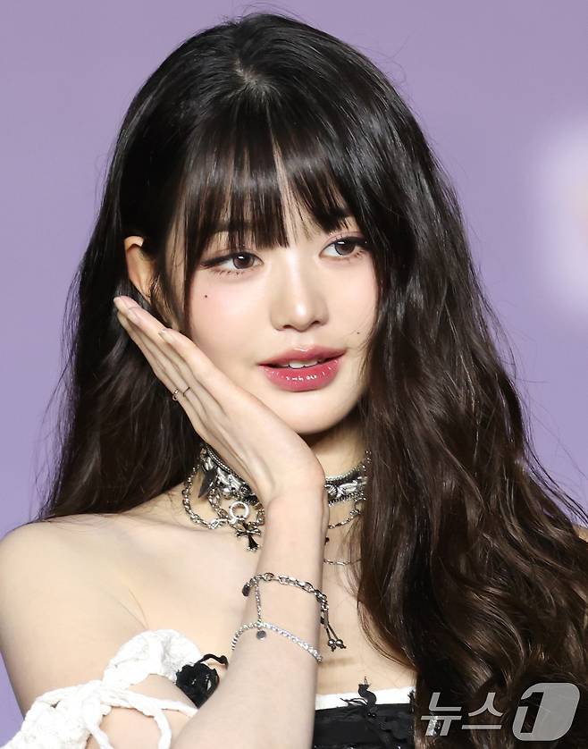 아이브 장원영이 26일 경기도 고양시 일산서구 킨텍스 제1전시장에서 열린 ‘2025 SBS 가요대전 Summer’ 블루카펫 행사에 참석해 포즈를 취하고 있다. ⓒ News1 권현진 기자