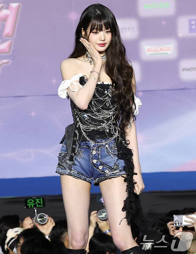 아이브 장원영이 26일 경기도 고양시 일산서구 킨텍스 제1전시장에서 열린 ‘2025 SBS 가요대전 Summer’ 블루카펫 행사에 참석해 포즈를 취하고 있다. ⓒ News1 권현진 기자