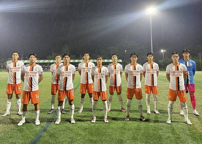27일 열린 대통령금배 결승전에서 우승을 차지한 충남 신평고 축구부.(푸마제공)