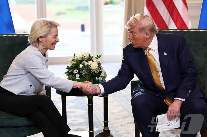 도널드 트럼프 미국 대통령이 27일(현지시간) 영국 스코틀랜드 턴베리에서 우르줄라 폰 데어 라이엔 유럽연합(EU) 집행위원회 위원장과 EU에 대한 상호관세 및 자동차 관세를 15%로 낮추기로 한 무역 협상에 합의한 후 악수하고 있다. 2025.07.27. ⓒ 로이터=뉴스1 ⓒ News1 류정민 특파원