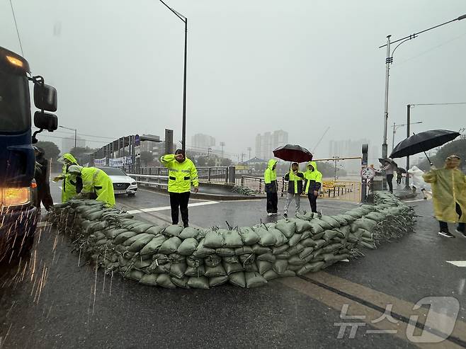 지난 17일 오후 광주천을 가로지르는 태평교 범람 우려로 양동복개상가 앞 천변좌로에 모래 주머니가 쌓여있다. 2025.7.17/뉴스1 ⓒ News1 김태성 기자