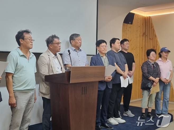 청주 육거리종합시장 상인회가 28일 충북도청 브리핑룸에서 기자회견을 열어 농업회사법인의 '육거리' 상표 등록을 비판하고 있다.