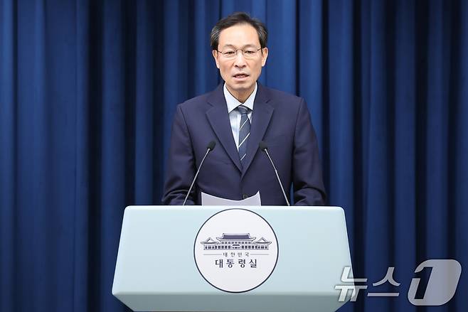 우상호 정무수석이 28일 서울 용산구 대통령실 청사에서 ‘국민 임명식’ 관련 브리핑을 하고 있다. 2025.7.28/뉴스1 ⓒ News1 허경 기자