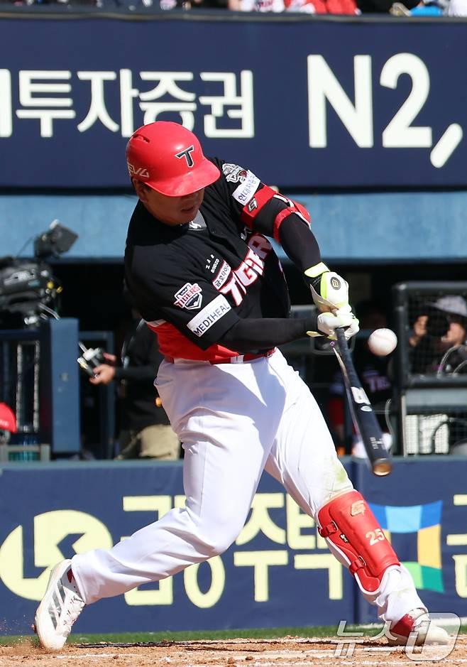 20일 오후 서울 송파구 잠실야구장에서 열린 '2025 신한 SOL뱅크 KBO 리그' 기아 타이거즈와 두산 베어스의 경기에서 6회초 기아 공격 2사 1루 상황, 이우성이 안타를 치고 있다. 2025.4.20/뉴스1 ⓒ News1 김명섭 기자