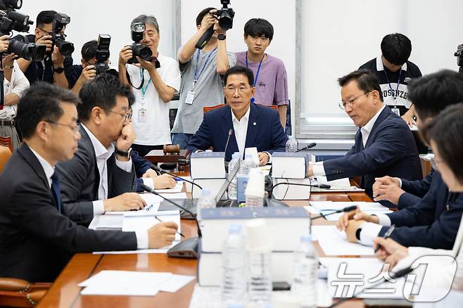 김주영 국회 환경노동위원회 고용노동법안심사소위원장이 28일 서울 여의도 국회에서 열린 제427회 국회(임시회) 제1차 고용노동법안심사소위원회를 주재하고 있다. 환노위는 이날 소위를 열고 노동조합 및 노동관계조정법 일부개정법률안(노란봉투법)을 심사한다. 2025.7.28/뉴스1 ⓒ News1 유승관 기자