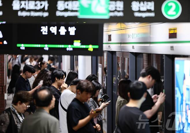 4일 서울 지하철 2호선 시청역에서 시민들이 지하철을 기다리고 있다.  2025.7.4/뉴스1 ⓒ News1 김도우 기자