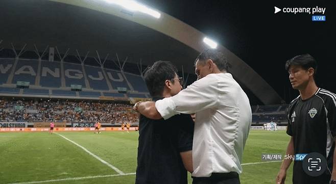 Jeonbuk Hyundai Gus Poe is attracting director Lee Jung -hyo after the match against Gwangju at the Gwangju World Cup Stadium on the 26th. Capture | Coupang Play Relay Screen