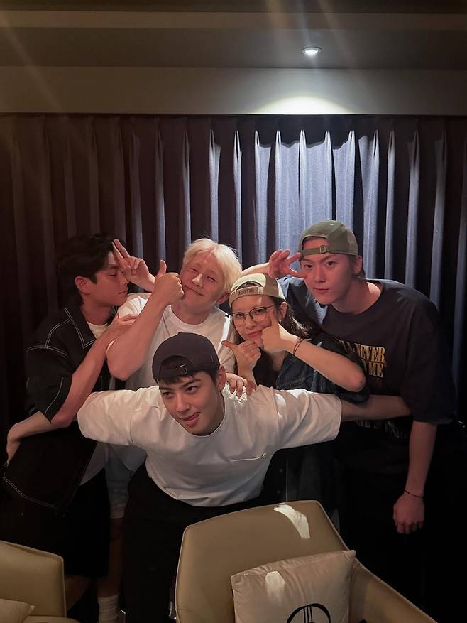 아스트로 멤버 MJ, 진진, 윤산하를 비롯해 故 문빈의 동생 빌리 멤버 문수아까지 입대 전 차은우와 만남을 가졌다. MJ, 진진, 문수아, 윤산하, 차은우(왼쪽부터 시계방향). 사진 | 차은우 SNS