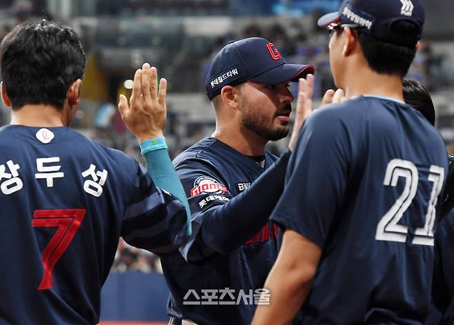 롯데 선발투수 감보아가 선수들과 하이파이브를 하고 있다. 고척 | 박진업 기자 upandup@sportsseoul.com