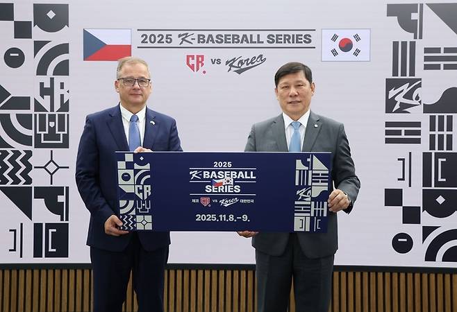 28일 KBO 스튜디오에서 열린 KBO-체코야구협회 평가전 개최 협약식에 KBO 허구연 총재와 이반 얀차렉 주한체코대사가 참석했다. 사진 | KBO