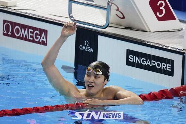 김우민이 27일(현지 시간) 싱가포르 세계수영선수권대회 아레나에서 열린 2025 세계수영연맹 세계선수권대회 경영 남자 자유형 400m 결선 경기를 마친 후 기록을 확인하며 웃음 짓고 있다. 김우민은 3분42초60의 기록으로 동메달을 목에 걸었다. /사진=뉴시스(AP)