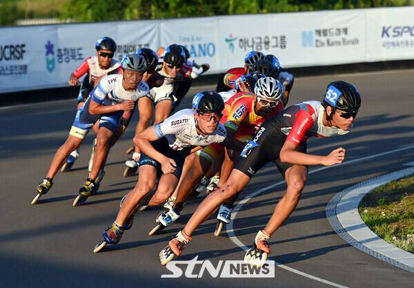 28일 제천에 위치한 송학로드경기장에서 치러진 '제20회 아시아 롤러스케이팅 선수권대회' 스피드 로드 남자 주니어 15,000m 제외 경기에서 강병호(충북서원고, 74번)이 질주를 펼치고 있다. /사진(제천)=김종원 기자